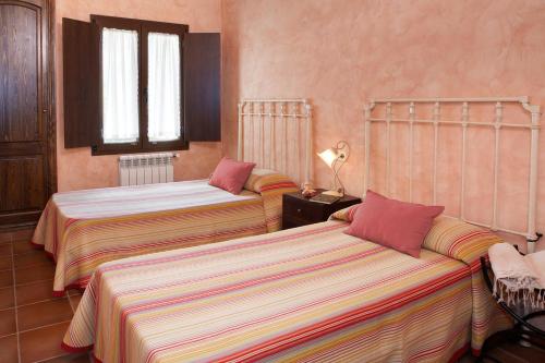 Parlavà的住宿－Mas can Salvi，一间卧室设有两张床和窗户。