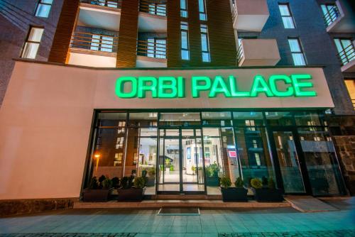 een kantoorgebouw met een bord dat orb palace leest bij Orbi Palace Hotel Official in Bakuriani