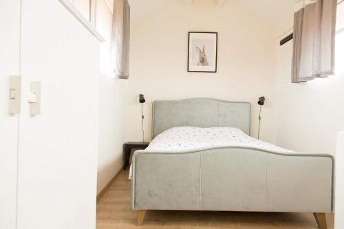 una camera bianca con un letto di ESCARGOT a Middelkerke