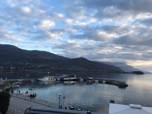 Una vista de un cuerpo de agua con barcos en él. en Port Villa, en Ohrid