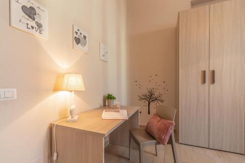 a desk with a lamp and a chair in a room at La Casa Rosa in Terni