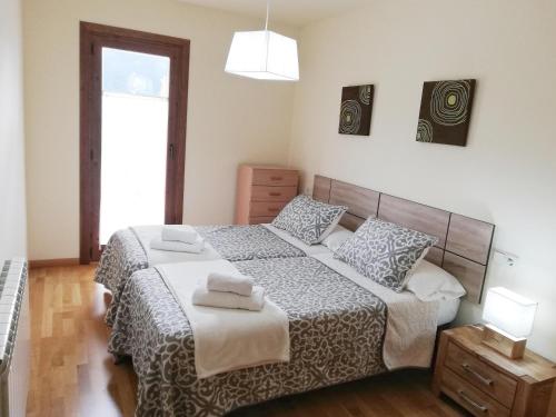 1 dormitorio con 1 cama con 2 toallas en APARTAMENT CA DE GALLISCA B 4PAX, en Pla de l'Ermita