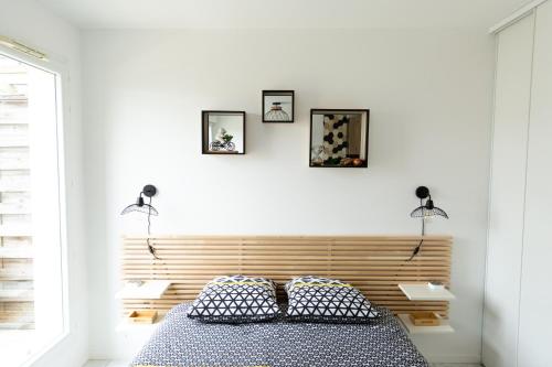 モンテヴランにあるSunny Studio Disneyland Parisの枕が2つ置かれたベッドのある寝室