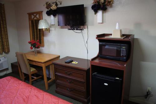 Una televisión o centro de entretenimiento en Royalinn & suites
