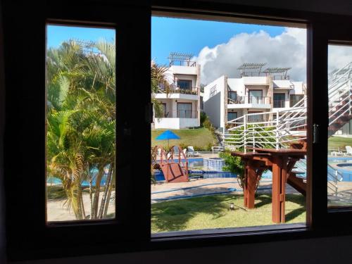 Blick auf ein Resort aus dem Fenster in der Unterkunft Flat Pipa Brisas do Amor in Pipa