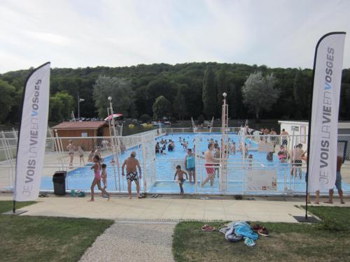 eine Gruppe von Personen an einem Schwimmbad in der Unterkunft Maison de Campagne classée 3* Gites de France avec SPANAGE extérieure in They-sous-Montfort