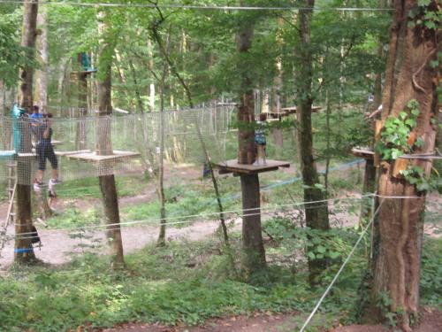 une cage de combat dans une forêt avec deux personnes dans l'établissement Maison de Campagne classée 3* Gites de France avec SPANAGE extérieure, à They-sous-Montfort