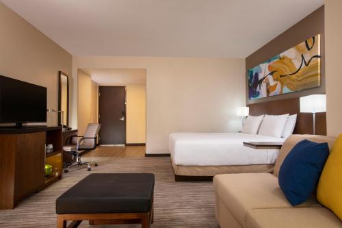 Hyatt Place Aguascalientes Bonaterraにあるテレビまたはエンターテインメントセンター