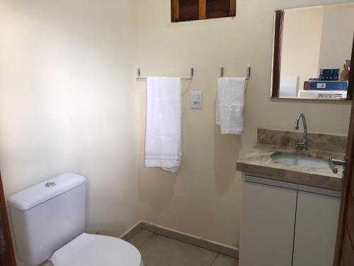 łazienka z toaletą i umywalką w obiekcie Chalés Polinésia w mieście Touros