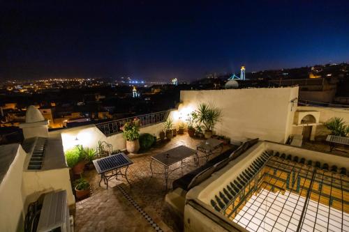 a view of a rooftop patio at night at Le Cèdre D'argent in Fès