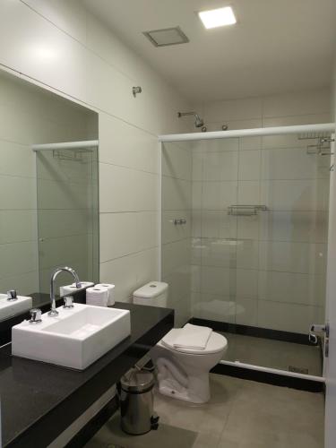 uma casa de banho com um lavatório, um WC e um chuveiro em Hotel Be Loft Lounge no Rio de Janeiro