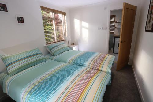 加拉西爾斯的住宿－Tweedbank，一间卧室设有两张床和窗户。