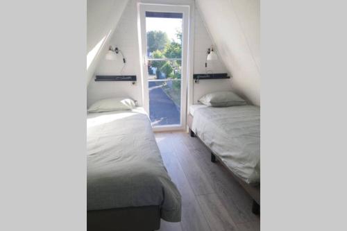 Un pat sau paturi într-o cameră la Gezellige chalet in Nieuwpoort - Opkuis al inbegrepen in de prijs
