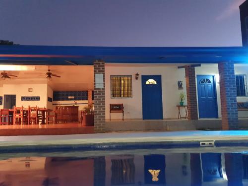 Πισίνα στο ή κοντά στο Hostal Villa Mayte Coronado