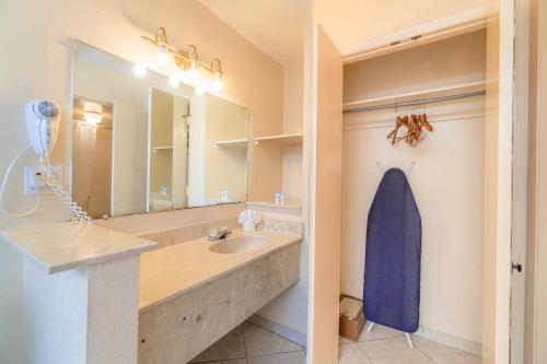 a bathroom with a sink and a mirror at Sevilla Inn Kissimmee- Near Disney in Kissimmee