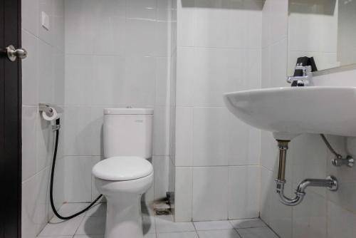 łazienka z białą toaletą i umywalką w obiekcie Homey and Comfy Studio Casa De Parco Apartment By Travelio w mieście Samporo
