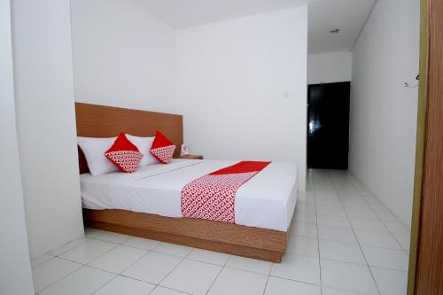 Tempat tidur dalam kamar di Super OYO 1678 Jati Exclusive Homestay