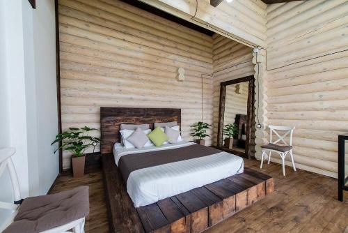 Terem Inn في كاراغاندي: غرفة نوم بسرير وجدار خشبي