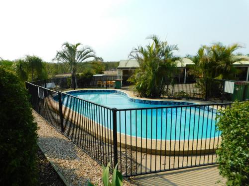 uma piscina com uma cerca à volta em Hatton Vale Motel em Hatton Vale