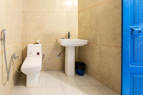 La salle de bains est pourvue de toilettes et d'un lavabo. dans l'établissement Heritage Gouri Haveli, à Jodhpur