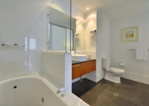y baño con bañera, lavabo y aseo. en Sea Side 110 en Mandurah