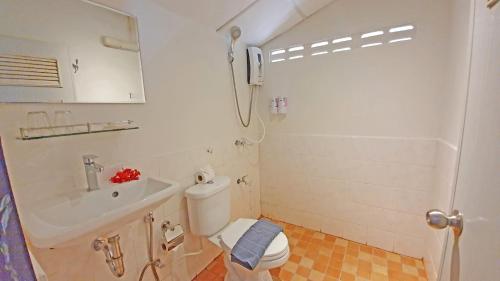 Bathroom sa Koh Jum Delight Beach