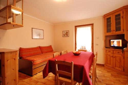 ein Wohnzimmer mit einem Tisch und einem Sofa in der Unterkunft Residence Pian del Vino in Valdidentro