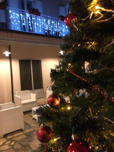 a christmas tree with ornaments in a living room at Boutique Hotel Palazzo Corso Umberto in Boiano