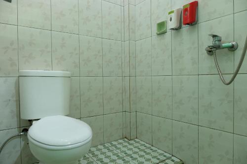 Kupatilo u objektu OYO 2186 Esbe Hotel Syariah