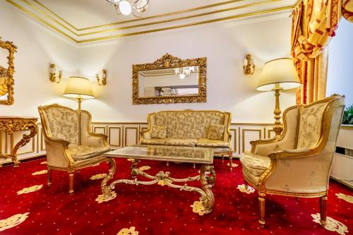 a living room with two chairs and a couch at Hotel Imparatul Romanilor Hotel & SPA in Sibiu