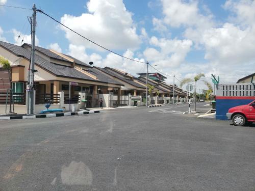 an empty parking lot with a row of buildings at Homestay An-nur in Alor Setar