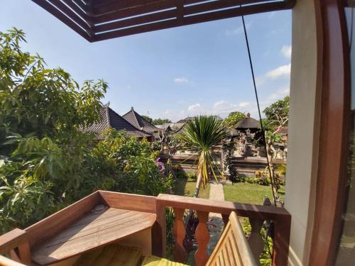 balcone con vista su un resort di Sahadewa House ad Ubud