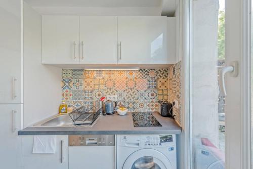 Cosy/renovated flat for 4p at Grands Boulevardsにあるキッチンまたは簡易キッチン