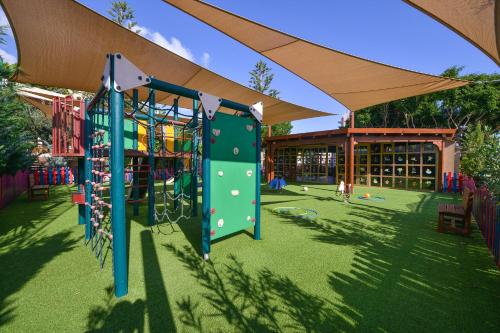 un parque con parque infantil con estructura de juegos en Cactus Beach Hotel, en Stalida