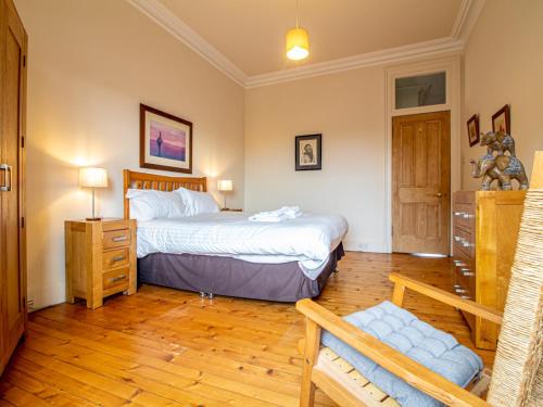 Tempat tidur dalam kamar di Pass the Keys Beautiful and Bright Georgian Style Morningside Apartment