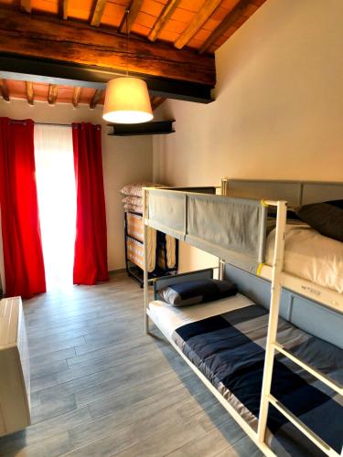 ルッカにあるAlla Ciminieraの二段ベッド2台と窓が備わる客室です。