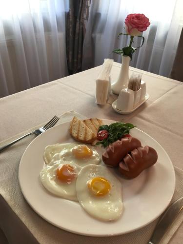 Opțiuni de mic dejun disponibile oaspeților de la MelRose Hotel