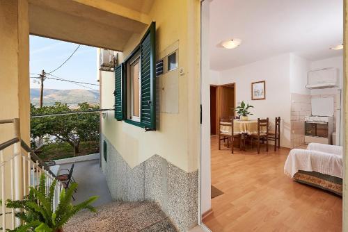 Cette chambre dispose d'un balcon avec un lit et une table. dans l'établissement Apartment Ivanka - 200 m from sea, à Trogir