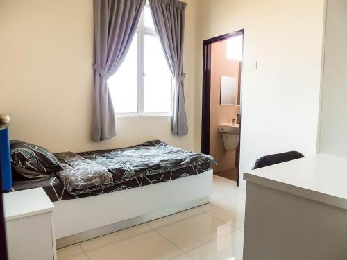 - une petite chambre avec un lit et une fenêtre dans l'établissement Kampar Private Roomstay W, à Kampar