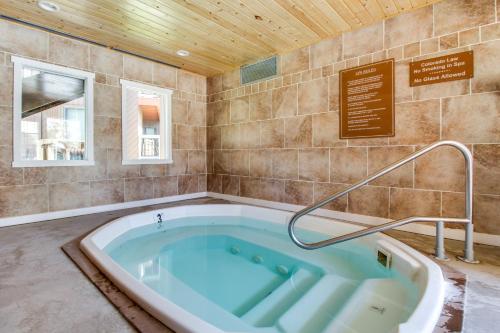 una vasca idromassaggio in una stanza con un cartello di Wild Irishman 1080 a Dillon