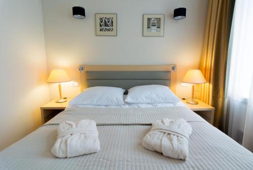 Кровать или кровати в номере Brass Suites