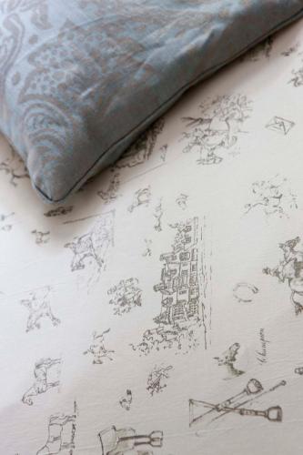 a drawing of a blanket on a bed at Lozerkasteel in Kruishoutem