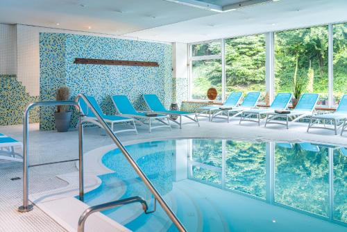 A piscina localizada em Waldhotel Tannenhäuschen ou nos arredores