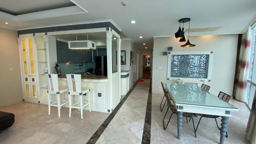 uma cozinha e sala de estar com mesa e cadeiras em Lotus Village Nha Trang em Nha Trang