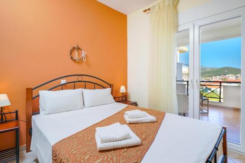 - une chambre avec un lit et 2 serviettes dans l'établissement Villa Golden Nest, à Limenaria