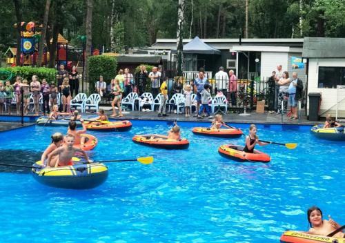 a group of children in kayaks in the water at Kunstenaars Boshuisje Veluwe in Hoenderloo