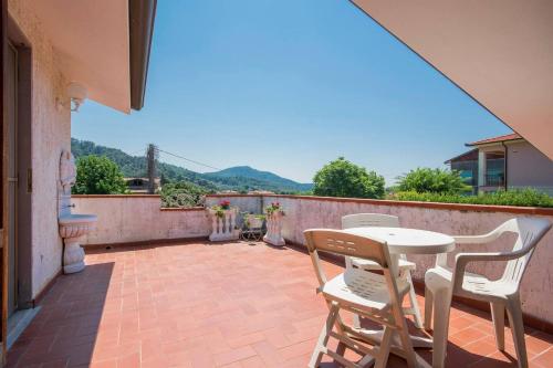 En balkong eller terrass på ALTIDO Villa for 4 with Garden close to Pisa