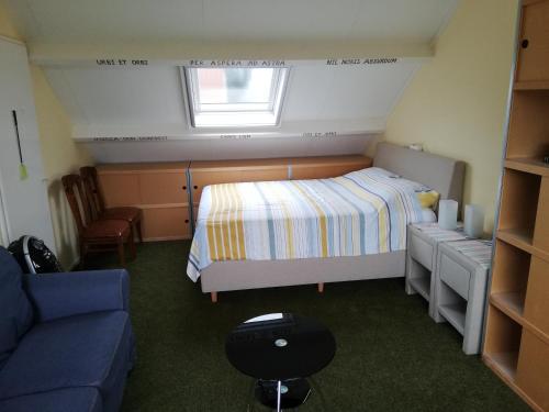 - une petite chambre avec un lit et un canapé dans l'établissement Homestay Utrecht, à Utrecht