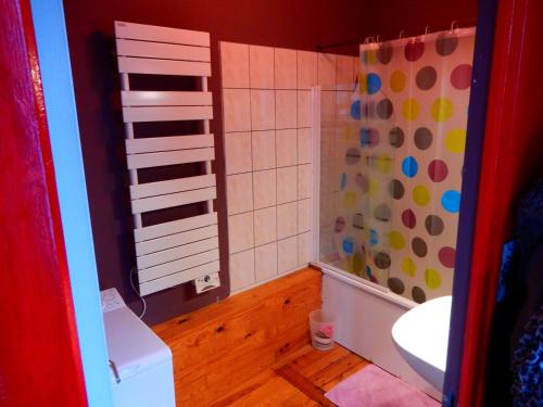 une salle de bain avec toilettes, lavabo et douche dans l'établissement Les Petits Galets appartement DUPLEX, à Fécamp