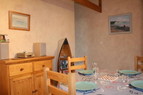 a dining room with a table with blue plates on it at Les Petits Galets appartement DUPLEX in Fécamp